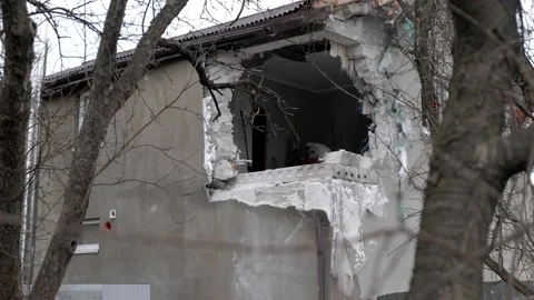 Direct hit by a Russian shell in a low-rise building Видео 200133468