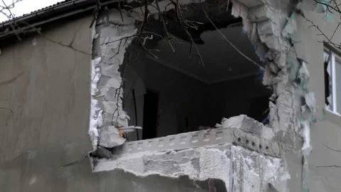 Direct hit by a Russian shell in a low-rise building Видео 200133514