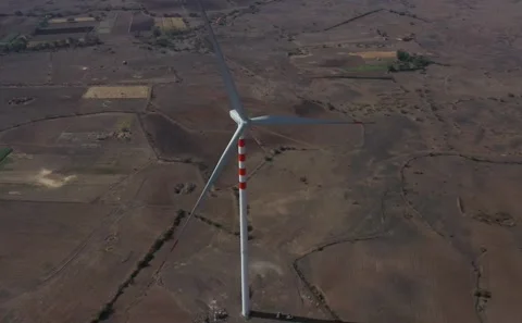 Direct Overhead Drone Shot of Giant Renewable Energy Windmill Tower Installed on Vídeo Stock 342488473