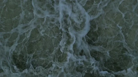 Direct overhead drone shot of turbulent river current and fast moving whit.. Vídeo Stock 344905910