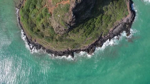 Direct overhead view of Chinaman's Hat, officially Mokolii Island, on the east c Vídeo Stock 249267591