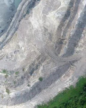 Direct top-down vertical aerial view of an expansive open-pit excavation si.. Stock Photos