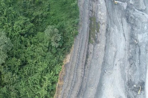 Direct top-down vertical aerial view of a surface mining frontier, highligh.. Stock Photos