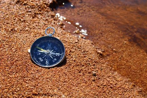 Direction compass on the beach sand Foto stock