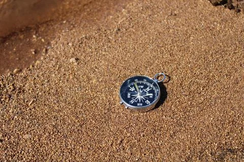 Direction compass on the beach sand Stock-Fotos
