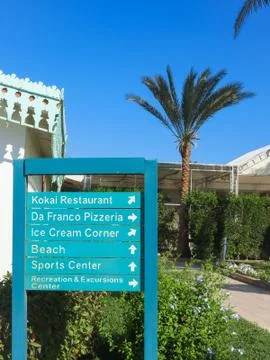 Direction indicator on a background of palm trees Foto stock