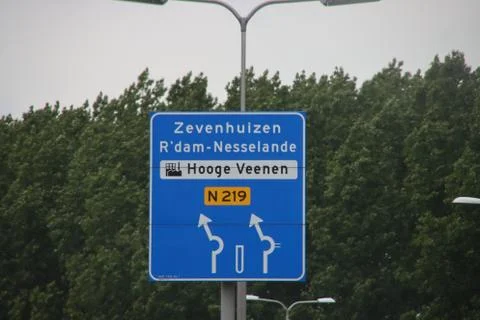 Direction sign in blue and white heading Zevenhuizen and Rotterdam Nesselande Foto stock