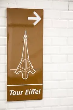 Direction sign to Eiffel tower in Paris Foto stock