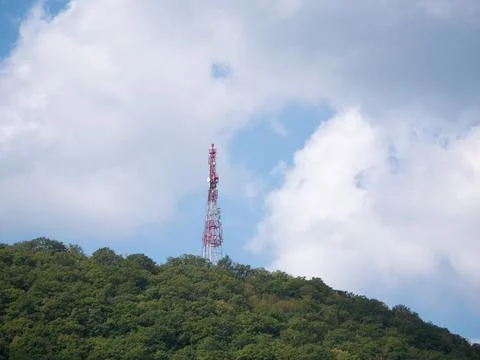 Directional antenna array on a red and white communication tower against sky Foto stock