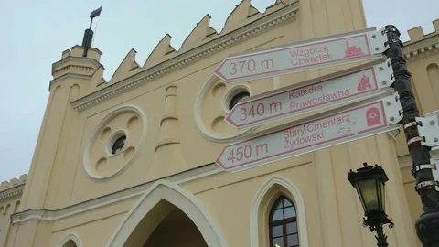 Directional arrows in front of the castle in Lublin Stock-Footage 71507103