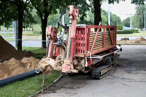 Directional drill machine or Drilling rig stands on paved asphalt. Horizont.. 库存照片