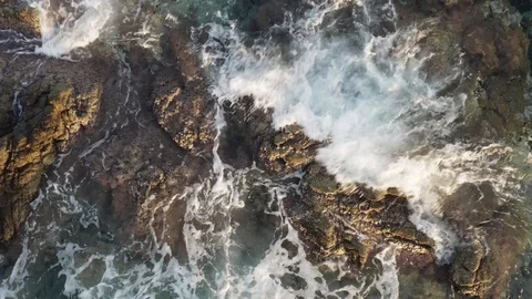 Directly above view of waves crashing on rocks. Video stock 119469714