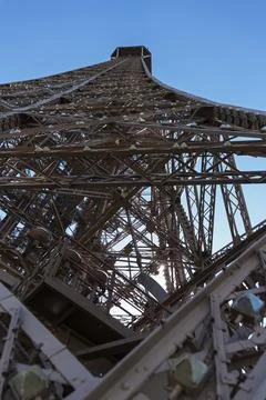Directly below shot of Eiffel Tower against blue sky, Paris, France Stockfoto's