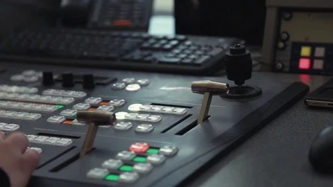 Director of the news in the hardware 動画素材 76000383