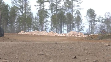 Dirt bikes racae past camera on dusty path Video stock 85841445