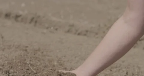 Dirt hands 1 Stockbeeldmateriaal 133964489