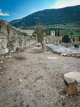 Dirt Path Cuts Between Stacked Columns in Ephesus Roman Agora Ruins 스톡 사진