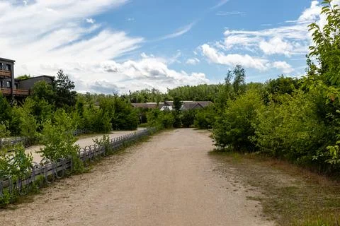 Dirt Path Through Lush Greenery at Center Parcs Villages Nature Paris, France Foto stock