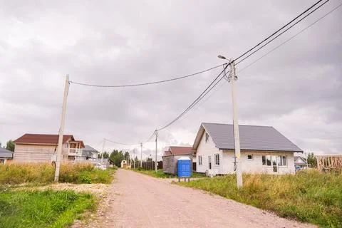 Dirt road leading through a developing suburban neighborhood with residential Foto stock
