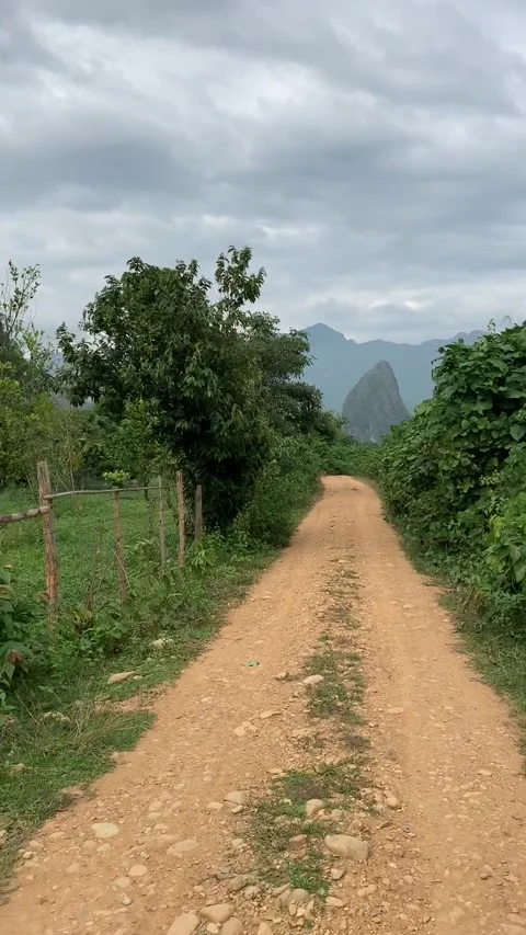 Dirt road in Vang Vieng Vídeo Stock 343320258