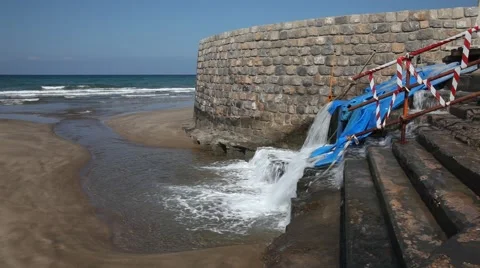 Dirt water drain pipe at the beach Vidéo 57944111