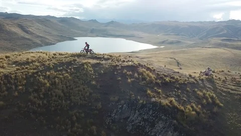 Dirtbiking top of Mountain 스톡 동영상 121847919