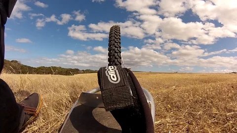Dirtsurfer riding through long grass Video stock 94160125