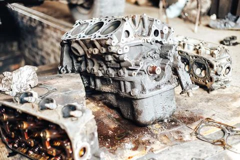 Dirty auto engine in garage Stock-Fotos