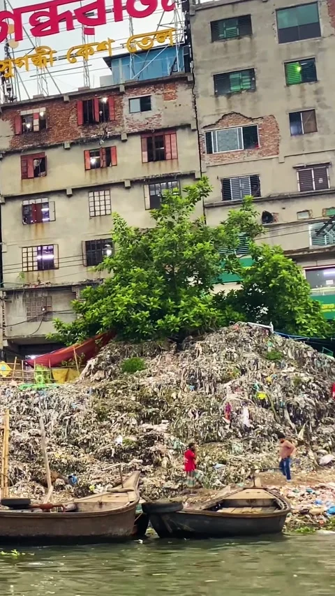 Dirty city garbage leading to massive river pollution at sadarghat on buriganga Stock Footage 333001840