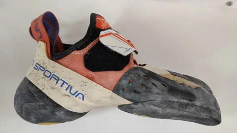 Dirty climbing shoe Video stock 285733087