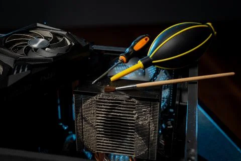Dirty cooler ventilation system unit computer, cleaning from dust. Foto stock