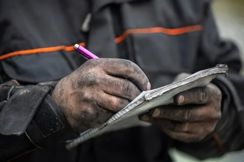 The dirty hands of the workman Foto stock
