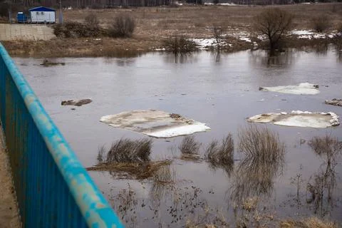 Dirty ice floes float down the river slowly. Spring, snow melts Foto stock