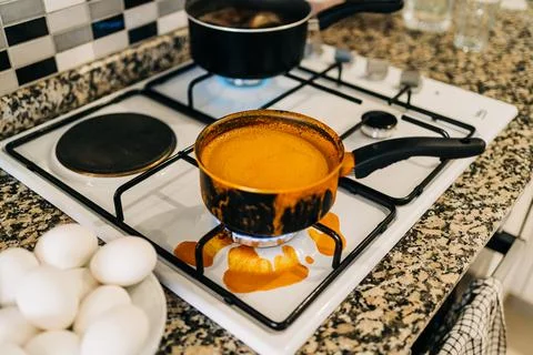 Dirty Kitchen while Preparing for Easter. Failed process of coloring Easter eggs Foto stock