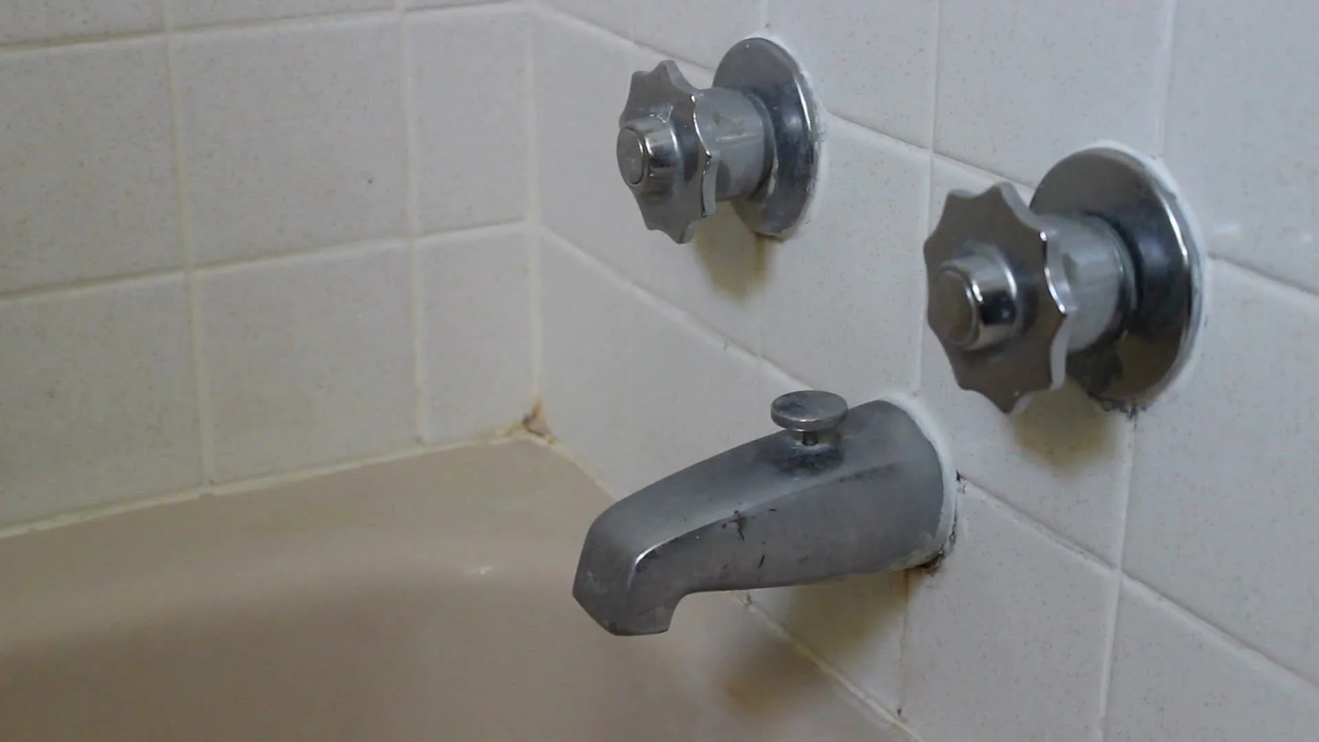 Dirty Old Bath Tub Faucet Is Turned On, Vintage Bathtub Faucets