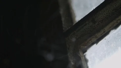 Dirty old window Stockbeeldmateriaal 89534198