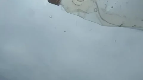 Dirty plastic bottle floating in the sea Vídeo Stock 277608564