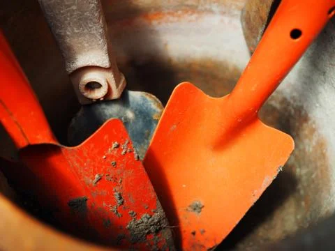 Dirty red shovel bundle, close up Foto stock