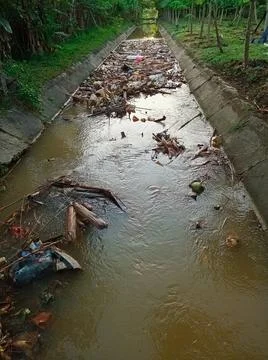 Dirty river full of garbage Stock-Fotos