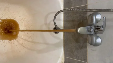 Dirty rusty water flows from the tap Video stock 194608407