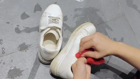 Dirty sneaker cleaned with red sponge Vídeos de archivo 337955197