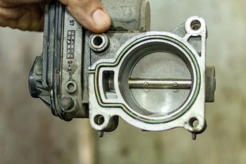 Dirty throttle valve cleaning process repair service automobile car engine Foto stock