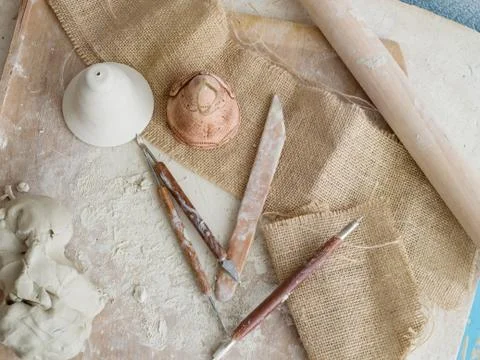 Dirty tools for working with clay on the table Foto stock