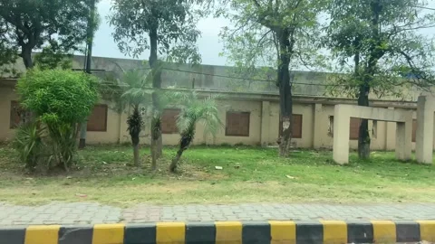 Dirty traffic making rush on roads in Lahore Pakistan on March 18, 2024 스톡 동영상 273072147