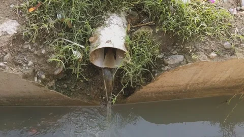 Dirty Water Flowing From Pipe 库存影片 333051091