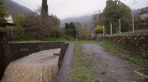 Dirty water flows Vídeos de archivo 43677816