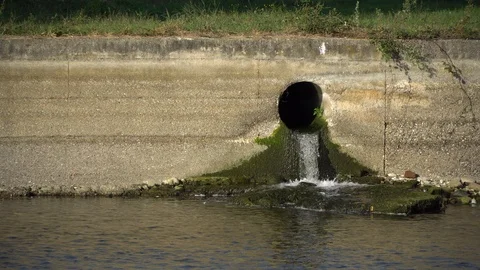 Dirty water flows from a pipe Video stock 95597294