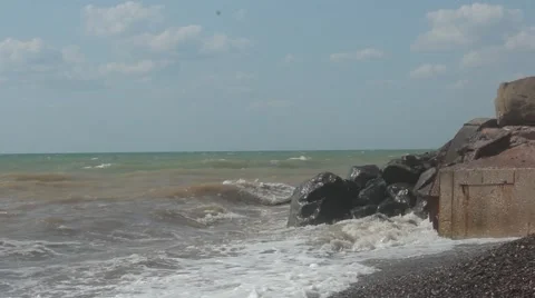 Dirty waves beating against the rocks 스톡 동영상 53780334