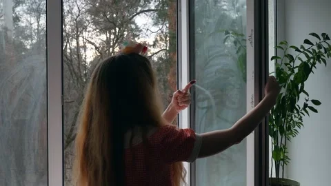 Dirty window, checking the cleanliness of windows with a finger, dirty finger. Vídeos de archivo 235930411