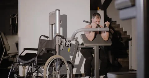 Disability Exercises: disabled person performs rehabilitation exercises in gym. 库存影片 147044608